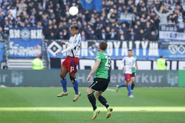 GER,Hamburg, Fußball, DFB, Hamburger SV vs Hannover 96 , im Hamburger Volksparkstadion , 02 02 2025 , v l Ransford Koenigsderffer Hamburger SV Kopfball, Kopfballduell DFL regulations prohibit any use of photographs as image sequences and or quasi video Copyright: HMBxMedia FernandoxSoares