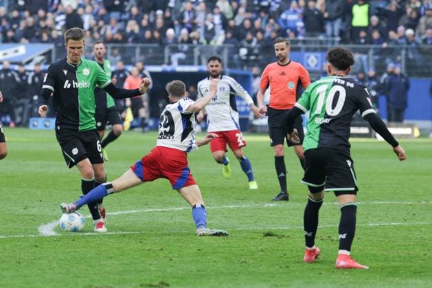 GER,Hamburg, Fußball, DFB, Hamburger SV vs Hannover 96 , im Hamburger Volksparkstadion , 02 02 2025 , v l Fabian Kunze Hannover 96 in duel with Emir Sahiti Hamburger SV DFL regulations prohibit any use of photographs as image sequences and or quasi video Copyright: HMBxMedia FernandoxSoares