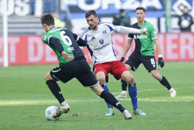 GER,Hamburg, Fußball, DFB, Hamburger SV vs Hannover 96 , im Hamburger Volksparkstadion , 02 02 2025 , v l Fabian Kunze Hannover 96 in duel with William Mikelbrencis Hamburger SV DFL regulations prohibit any use of photographs as image sequences and or quasi video Copyright: HMBxMedia FernandoxSoares