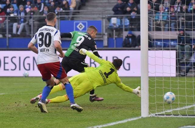 02 02 2025, xblx, Fußball 2 Bundesliga, Hamburger SV Hannover 96 v l Nicolo Tresoldi Hannover 96 , Goal scored, Tor zum 1 1, DFL DFB REGULATIONS PROHIBIT ANY USE OF PHOTOGRAPHS as IMAGE SEQUENCES and or QUASI VIDEO Hamburg