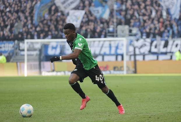 Matondo Hannover on the way to 1 2 Football, Men, Season 2024 2025, 2 BL, Volksparkstadion, Hamburger SV vs Hannover 96 DFL REGULATIONS PROHIBIT ANY USE OF PHOTOGRAPHS AS IMAGE SEQUENCES AND OR QUASI VIDEO