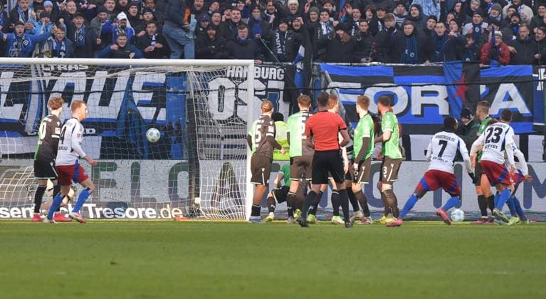02 02 2025, xblx, Fußball 2 Bundesliga, Hamburger SV Hannover 96 v l Jean Luc Dompe Hamburg, HSV, Hamburger SV , Goal scored, Tor zum 2 2 DFL DFB REGULATIONS PROHIBIT ANY USE OF PHOTOGRAPHS as IMAGE SEQUENCES and or QUASI VIDEO Hamburg