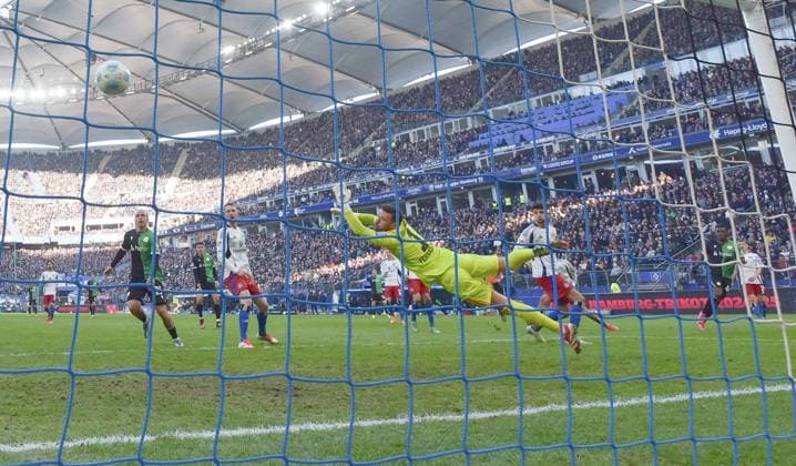 02 02 2025, xblx, Fußball 2 Bundesliga, Hamburger SV Hannover 96 v l Rabbi Matondo Hannover 96 , Goal scored, Tor zum 1 2 DFL DFB REGULATIONS PROHIBIT ANY USE OF PHOTOGRAPHS as IMAGE SEQUENCES and or QUASI VIDEO Hamburg