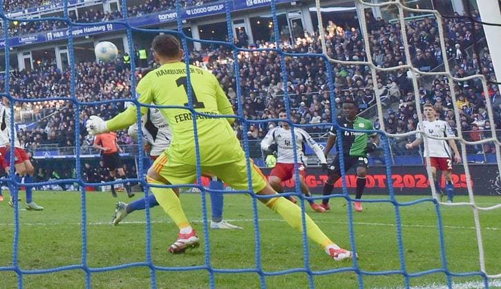 02 02 2025, xblx, Fußball 2 Bundesliga, Hamburger SV Hannover 96 v l Rabbi Matondo Hannover 96 , Goal scored, Tor zum 1 2 DFL DFB REGULATIONS PROHIBIT ANY USE OF PHOTOGRAPHS as IMAGE SEQUENCES and or QUASI VIDEO Hamburg