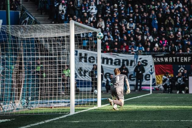 Soccer Men Season 2024 2025 2 Soccer Bundesliga 20 Matchday Hamburger SV vs Hannover 96 02 02 2025 Ron Robert Zieler 1, Hannover 96 watches Jean Luc Dompes free kick 7, HSV behind Hamburg Volksparkstadion Hamburg Germany
