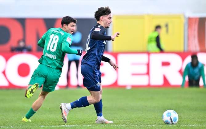 02 02 2025 Soccer Season 2024 2025 2 Soccer Bundesliga 20 Matchday SC Paderborn 07 SCP SpVgg Greuther Fürth Kleeblatt Sportfoto Zink xwoxzix DFL regulations prohibit any use of photographs as image sequences and or quasi video only for editorial use Marco Meyerhöfer Meyerhoefer 18, SpVgg Greuther Fürth Aaron Zehnter 32, SC Paderborn 07
