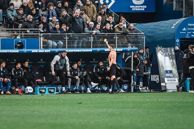 Soccer Men Season 2024 2025 2 Soccer Bundesliga 20 Matchday Hamburger SV vs Hannover 96 02 02 2025 Athletic trainer Jan Hasenkamp HSV sees yellow card from referee Michael Bacher Hamburg Volksparkstadion Hamburg Germany