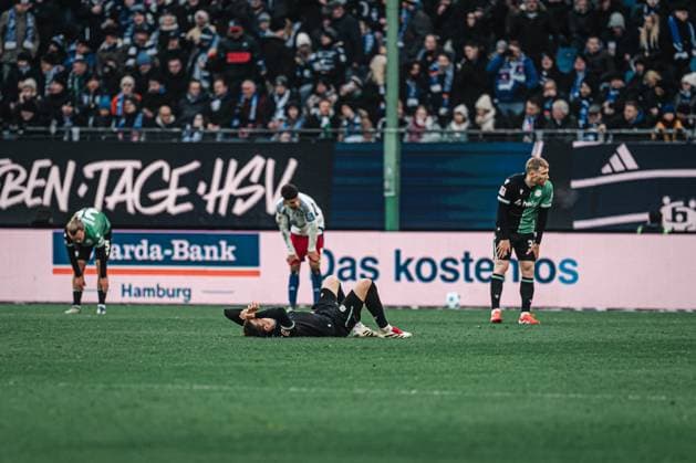 Soccer Men Season 2024 2025 2 Soccer Bundesliga 20 Matchday Hamburger SV vs Hannover 96 02 02 2025 Fabian Kunze 6, Hannover 96 lies injured on the ground after the final whistle Hamburg Volksparkstadion Hamburg Germany