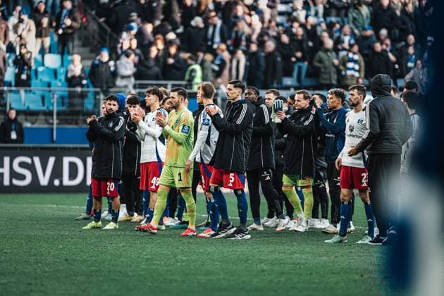 Soccer Men Season 2024 2025 2 Soccer Bundesliga 20 Matchday Hamburger SV vs Hannover 96 02 02 2025 The HSV team after the final whistle Hamburg Volksparkstadion Hamburg Germany