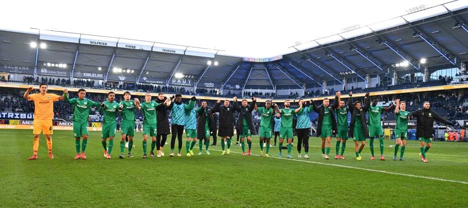 02 02 2025 Soccer Season 2024 2025 2 Soccer Bundesliga 20 Matchday SC Paderborn 07 SCP SpVgg Greuther Fürth Kleeblatt Sportfoto Zink xwoxzix DFL regulations prohibit any use of photographs as image sequences and or quasi video only for editorial use Mannschaft Team Fürth Jubel Freude Jubelkette nach Spielende