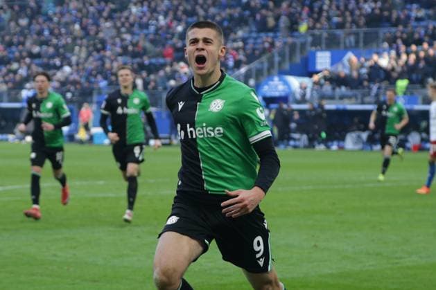 GER,Hamburg, Fussball, DFB, Hamburger SV vs Hannover 96 , im Hamburger Volksparkstadion , 02.02.2025 , v.l. Nicolo Tresoldi ( Hannover 96 ) Torschuetze zum 1:1 DFL regulations prohibit any use of photographs as image sequences and or quasi-video. Copyright: HMBxMedia FernandoxSoares