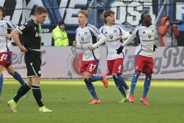 Goal celebration 2 2 by Jean Luc Dompe HSV Fussball, Herren, Saison 2024 2025, 2 BL, Volksparkstadion, Hamburger SV gegen Hannover 96, 2 2 DFL REGULATIONS PROHIBIT ANY USE OF PHOTOGRAPHS AS IMAGE SEQUENCES AND OR QUASI VIDEO