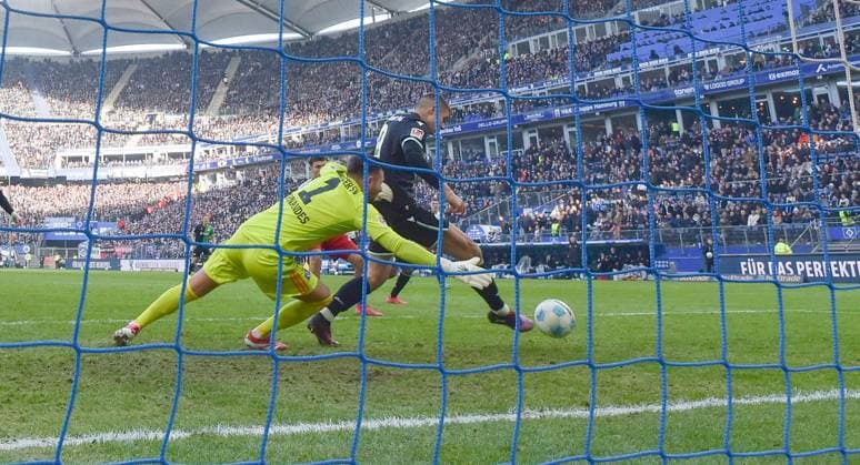 02 02 2025, xblx, Soccer 2 Bundesliga, Hamburger SV Hannover 96 v l Daniel Heuer Fernandes Hamburg, HSV, Hamburger SV , Nicolo Tresoldi Hannover 96 , Goal scored, Goal to 1 1 DFL DFB REGULATIONS PROHIBIT ANY USE OF PHOTOGRAPHS as IMAGE SEQUENCES and or QUASI VIDEO Hamburg