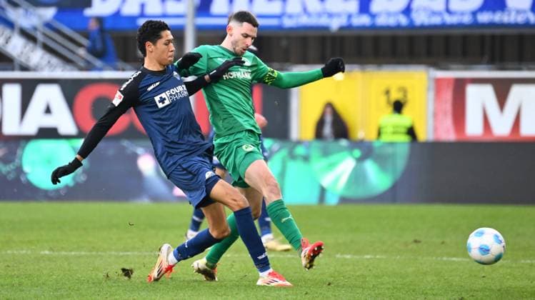 02 02 2025 Soccer Season 2024 2025 2 Soccer Bundesliga 20 Matchday SC Paderborn 07 SCP SpVgg Greuther Fürth Kleeblatt Sportfoto Zink xwoxzix DFL regulations prohibit any use of photographs as image sequences and or quasi video only for editorial use Santiago Castaneda 5, SC Paderborn 07 Branimir Hrgota 10, SpVgg Greuther Fürth