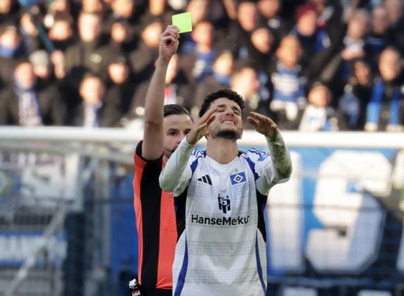 Referee Michael Bacher shows Daniel Elfadli HSV a yellow card Football, Men, Season 2024 2025, 2 BL, Volksparkstadion, Hamburger SV vs Hannover 96, 2 2 DFL REGULATIONS PROHIBIT ANY USE OF PHOTOGRAPHS AS IMAGE SEQUENCES AND OR QUASI VIDEO