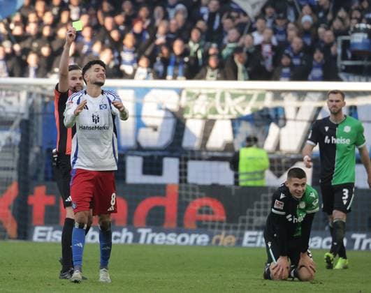 Referee Michael Bacher shows Daniel Elfadli HSV a yellow card Football, Men, Season 2024 2025, 2 BL, Volksparkstadion, Hamburger SV vs Hannover 96, 2 2 DFL REGULATIONS PROHIBIT ANY USE OF PHOTOGRAPHS AS IMAGE SEQUENCES AND OR QUASI VIDEO