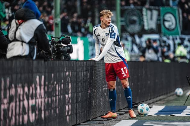 Soccer Men Season 2024 2025 2 Soccer Bundesliga 20 Matchday Hamburger SV vs Hannover 96 02 02 2025 Adam Karabec 17, HSV after a missed chance props himself up on the sidelines Hamburg Volksparkstadion Hamburg Germany