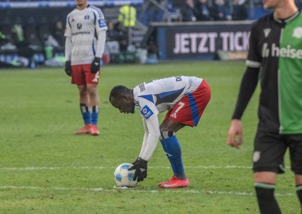 Hamburger SV vs Hannover 96 2 2 02 02 2025, Volksparkstadion, BundesLigaspiel, 2 Bundesliga, Hamburger SV vs Hannover 96 2 2 in picture Jean Luc Dompe Hamburger SV scores from free kick 2 2 Â