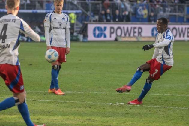 Hamburger SV vs Hannover 96 2 2 02 02 2025, Volksparkstadion, BundesLigaspiel, 2 Bundesliga, Hamburger SV vs Hannover 96 2 2 in picture Jean Luc Dompe Hamburger SV scores from free kick 2 2 Â