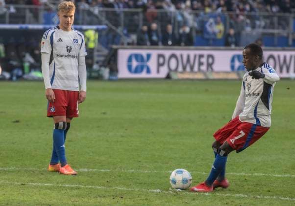 Hamburger SV vs Hannover 96 2 2 02 02 2025, Volksparkstadion, BundesLigaspiel, 2 Bundesliga, Hamburger SV vs Hannover 96 2 2 in picture Jean Luc Dompe Hamburger SV scores from free kick 2 2 Â
