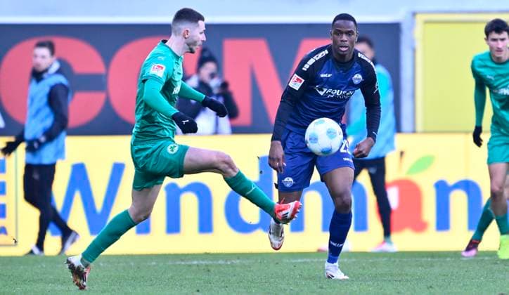 02 02 2025 Soccer Season 2024 2025 2 Soccer Bundesliga 20 Matchday SC Paderborn 07 SCP SpVgg Greuther Fürth Kleeblatt Sportfoto Zink xwoxzix DFL regulations prohibit any use of photographs as image sequences and or quasi video only for editorial use Roberto Massimo 11, SpVgg Greuther Fürth Ilyas Ansah 29, SC Paderborn 07