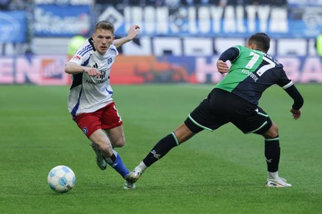 GER,Hamburg, Fußball, DFB, Hamburger SV vs Hannover 96 , im Hamburger Volksparkstadion , 02 02 2025 , v l Emir Sahiti Hamburger SV in duel with Bartlomiej Wdowik Hannover 96 DFL regulations prohibit any use of photographs as image sequences and or quasi video Copyright: HMBxMedia FernandoxSoares