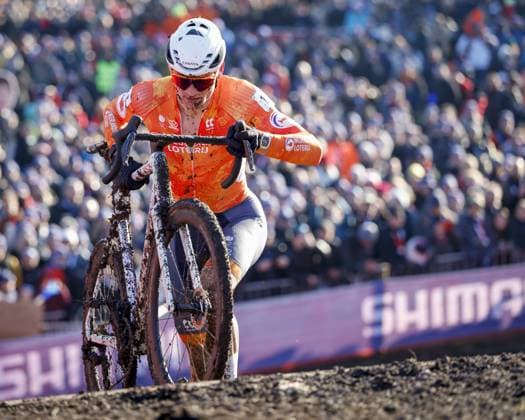 LIEVIN - Cyclist Mathieu van der Poel in action during the cyclocross World Championships in Lievin, France. ANP BAS CZERWINSKI xVIxANPxSportx xxANPxIVx 518958305 originalFilename: 518958305.jpg