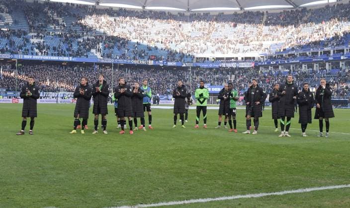 02.02.2025, xblx, Fussball 2.Bundesliga, Hamburger SV - Hannover 96 v.l. Hannover bedankt bedanken sich bei den Fans (DFL DFB REGULATIONS PROHIBIT ANY USE OF PHOTOGRAPHS as IMAGE SEQUENCES and or QUASI-VIDEO) Hamburg
