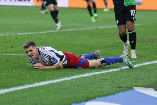 GER,Hamburg, Fußball, DFB, Hamburger SV vs Hannover 96 , im Hamburger Volksparkstadion , 02 02 2025 , v l Emir Sahiti Hamburger SV liegt auf den Boden DFL regulations prohibit any use of photographs as image sequences and or quasi video Copyright: HMBxMedia FernandoxSoares