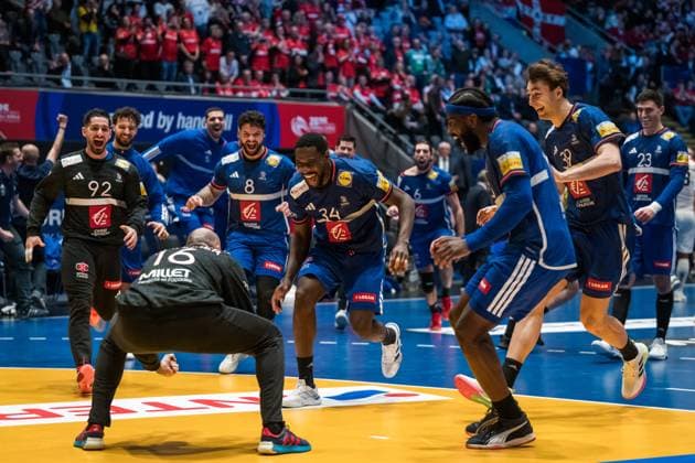 250202 Players of France celebrate during the 2025 IHF World Men s Handball Championship bronze medal match between France and Portugal on February 2, 2025 in Oslo Photo Vegard Grott BILDBYRAN kod VG VG0712 bbeng handball handboll handball ihf 2025 world mens handball championship handball vm handbolls vm vm france france portugal jubel  Copyright: VEGARDxGRoTT BB250202VG045