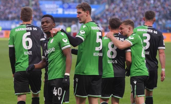 02 02 2025, xblx, Fussball 2 Bundesliga, Hamburger SV Hannover 96 v l Rabbi Matondo Hannover 96 , Goal scored, Tor zum 1 2, celebrate the goal, Torjubel , Jubel, jubeln, jubelt, DFL DFB REGULATIONS PROHIBIT ANY USE OF PHOTOGRAPHS as IMAGE SEQUENCES and or QUASI VIDEO Hamburg