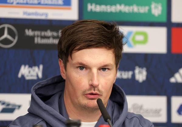 Head Coach Merlin Polzin HSV Football, Men, Season 2024 2025, 2 BL, Volksparkstadion, Hamburger SV vs Hannover 96, 2 2 DFL REGULATIONS PROHIBIT ANY USE OF PHOTOGRAPHS AS IMAGE SEQUENCES AND OR QUASI VIDEO