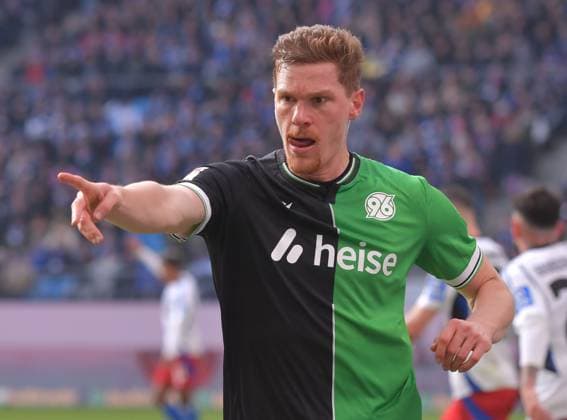02 02 2025, xblx, Soccer 2 Bundesliga, Hamburger SV Hannover 96 v l Marcel Halstenberg Hannover 96 DFL DFB REGULATIONS PROHIBIT ANY USE OF PHOTOGRAPHS as IMAGE SEQUENCES and or QUASI VIDEO Hamburg