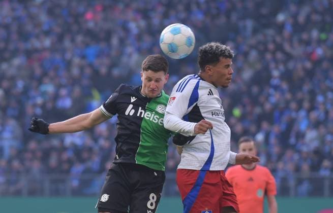 02 02 2025, xblx, Soccer 2 Bundesliga, Hamburger SV Hannover 96 v l Enzo Leopold Hannover 96 , Ransford Yeboah Königsdoerffer Koenigsdoerffer Hamburg, HSV, Hamburger SV DFL DFB REGULATIONS PROHIBIT ANY USE OF PHOTOGRAPHS as IMAGE SEQUENCES and or QUASI VIDEO Hamburg