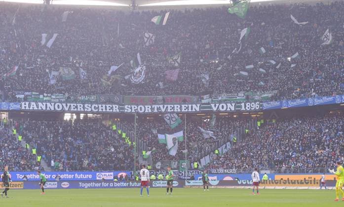 02 02 2025, xblx, Fußball 2 Bundesliga, Hamburger SV Hannover 96 v l Hannover Tribuenen, Zuschauer, Stadion, Fans, Tribuene, Raenge, Schals, Schal, Banner, Plakate, Fahne, Fahnen DFL DFB REGULATIONS PROHIBIT ANY USE OF PHOTOGRAPHS as IMAGE SEQUENCES and or QUASI VIDEO Hamburg
