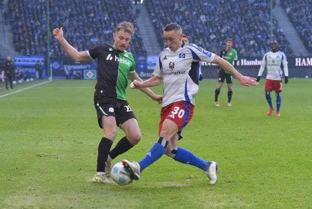 02 02 2025, xblx, Soccer 2 Bundesliga, Hamburger SV Hannover 96 v l Jannik Dehm Hannover 96 , Silvan Hefti Hamburger SV DFL DFB REGULATIONS PROHIBIT ANY USE OF PHOTOGRAPHS as IMAGE SEQUENCES and or QUASI VIDEO Hamburg