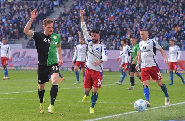 02 02 2025, xblx, Soccer 2 Bundesliga, Hamburger SV Hannover 96 v l Marcel Halstenberg Hannover 96 , Marco Richter Hamburg, HSV, Hamburger SV , Silvan Hefti Hamburger SV DFL DFB REGULATIONS PROHIBIT ANY USE OF PHOTOGRAPHS as IMAGE SEQUENCES and or QUASI VIDEO Hamburg