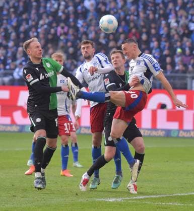 02 02 2025, xblx, Soccer 2 Bundesliga, Hamburger SV Hannover 96 v l Havard Nielsen Hannover 96 , Jonas Meffert Hamburger SV , Fabian Kunze Hannover 96 , Silvan Hefti Hamburger SV DFL DFB REGULATIONS PROHIBIT ANY USE OF PHOTOGRAPHS as IMAGE SEQUENCES and or QUASI VIDEO Hamburg