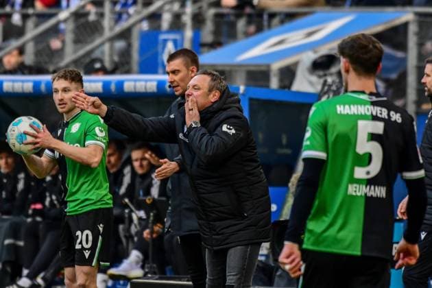 20 Jannik Dehm André Breitenreiter Coach Phil Neumann Hannover Germany , Hamburg , Volksparkstadion , Football , 2 Bundesliga , Hamburger SV Hannover 96