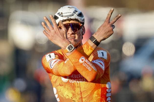Sport Bilder des Tages LIEVIN - Cyclist Mathieu van der Poel celebrates his victory during the cyclocross World Championships in Lievin, France. ANP BAS CZERWINSKI xVIxANPxSportx xxANPxIVx 518960571 originalFilename: 518960571.jpg