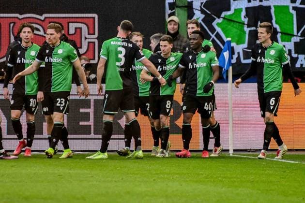 1 2 by 40 Rabbi Matondo Hannover 2 from right cheering with 10 Jannik Rochelt 23 Marcel Halstenberg Boris Tomiak 20 Jannik Dehm Enzo Leopold Phil Neumann Fabian Kunze Hannover Germany , Hamburg , Volksparkstadion , Football , 2 Bundesliga , Hamburger SV Hannover 96