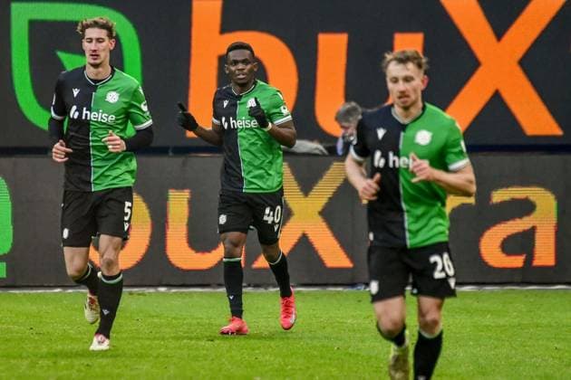 1 2 by 40 Rabbi Matondo Hannover in the middle cheering with Phil Neumann 20 Jannik Dehm Hannover Germany , Hamburg , Volksparkstadion , Football , 2 Bundesliga , Hamburger SV Hannover 96