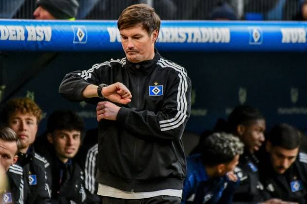Coach Merlin Polzin HSV looks at the clock Germany , Hamburg , Volksparkstadion , Football , Bundesliga 2 , Hamburger SV Hannover 96