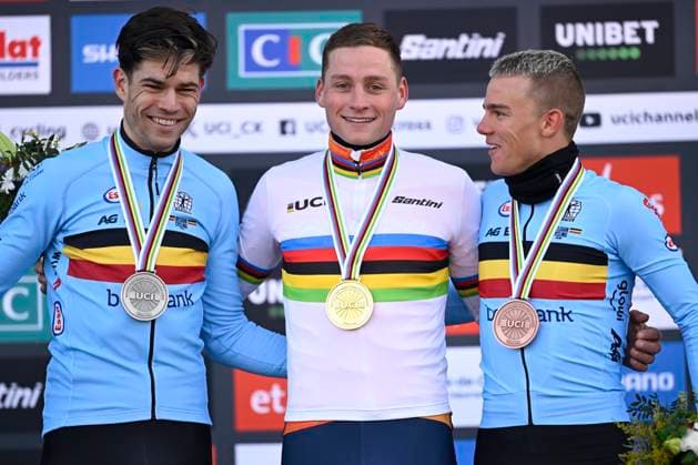 Sport Bilder des Tages 2025 UCI Cyclo-Cross WC - Men Elite LIEVIN, FRANCE - FEBRUARY 02 : Van Aert Wout (BEL), Van Der Poel Mathieu (NED) and Nys Thibau (BEL) pictured during the podium ceremony after the 2025 UCI Cyclo-Cross World Championships for Men Elite on February 02, 2025 in Lievin, France, 02 02 2025 Lievin France  Copyright: xNicoxVereeckenx