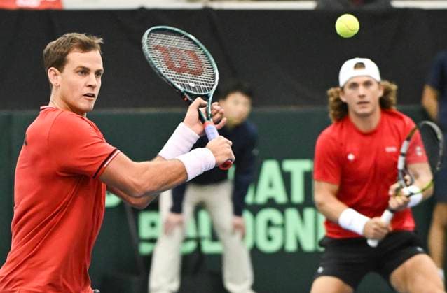February 2, 2025, Montreal, Pq, Canada: Liam Draxl, right, and Vasek Pospisil, of Canada, play a shot to Peter Fajta and Mate Valkusz, of Hungary, during their Davis Cup qualifying tennis match in Montreal on Sunday, February 2, 2025. Liam Draxl, Vasek Pospisil, Peter Fajta, Mate Valkusz - ZUMAc35_ 20250202_zaf_c35_027 Copyright: xGrahamxHughesx