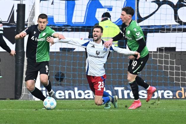 Soccer I Men I Season 2024 2025 I 2 Bundesliga I 20 Matchday I Hamburger SV Hannover 96 I 02 02 2025 v l Nicola Tresoldi 96 Jonas Meffert HSV Jannik Rochelt 96 Hamburg Volksparkstadion Hamburg Germany Copyright: xLOBECA NorbertxGettschatx