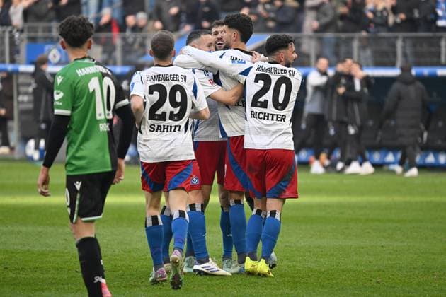 Soccer I Men I Season 2024 2025 I 2 Bundesliga I 20 Matchday I Hamburger SV Hannover 96 I 02 02 2025 v l HSV cheering after the 1 0 Hamburg Volksparkstadion Hamburg Germany Copyright: xLOBECA NorbertxGettschatx