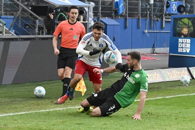 Soccer I Men I Season 2024 2025 I 2 Bundesliga I 20 Matchday I Hamburger SV Hannover 96 I 02 02 2025 v l William Micelbrencis HSV Boris Tomiak 96 Hamburg Volksparkstadion Hamburg Germany Copyright: xLOBECA NorbertxGettschatx