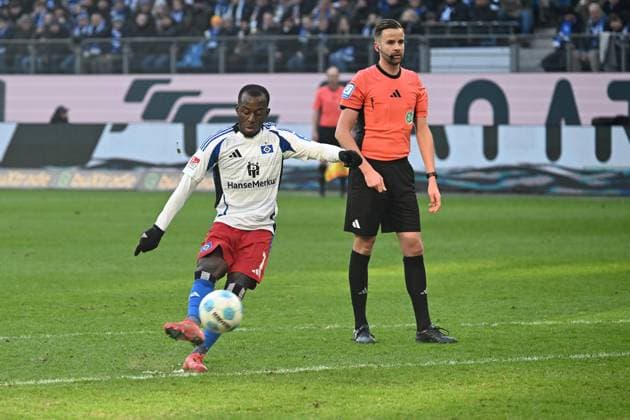 Soccer I Men I Season 2024 2025 I 2 Bundesliga I 20 Matchday I Hamburger SV Hannover 96 I 02 02 2025 Free kick, Jean Luc Dompe scores to equalize 2 2 Hamburg Volksparkstadion Hamburg Germany Copyright: xLOBECA NorbertxGettschatx