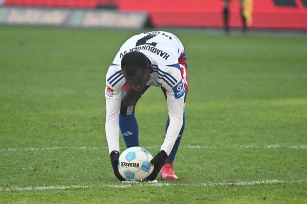 Soccer I Men I Season 2024 2025 I 2 Bundesliga I Matchday 20 I Hamburger SV Hannover 96 I 02 02 2025 Free kick, Jean Luc Dompe lays the ball down and scores to equalize Hamburg Volksparkstadion Hamburg Germany Copyright: xLOBECA NorbertxGettschatx